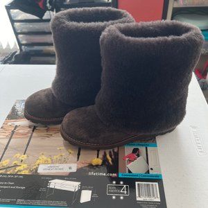 Ugg Fluff Mini pull-on boot.
